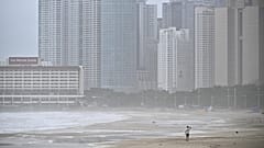 Starker Wellengang am Strand von Busan in Südkorea.