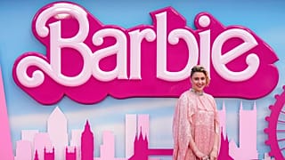 مخرجة فيلم "باربي"، غريتا غيرويغ، أمام ملصق الفيلم قبل بدء عرضه في بريطانيا