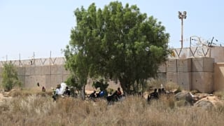 مهاجرون على الجانب الليبي من الحدود الليبية التونسية 9/8/2023