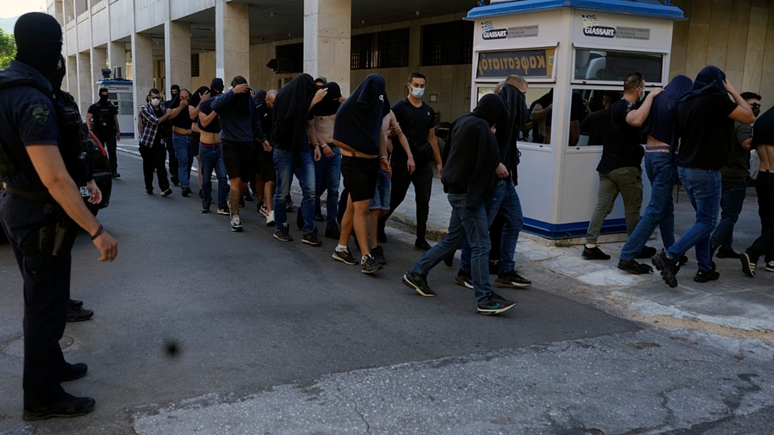 97'si Hırvat vatandaşı 103 kişi, hallarındaki suçlamaları dinlemek için mahkeme salonuna gitti