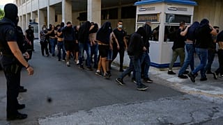 97'si Hırvat vatandaşı 103 kişi, hallarındaki suçlamaları dinlemek için mahkeme salonuna gitti