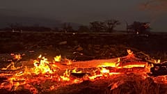 Un incendio forestal arde en Kihei, Hawái, a última hora del miércoles 9 de agosto de 2023.