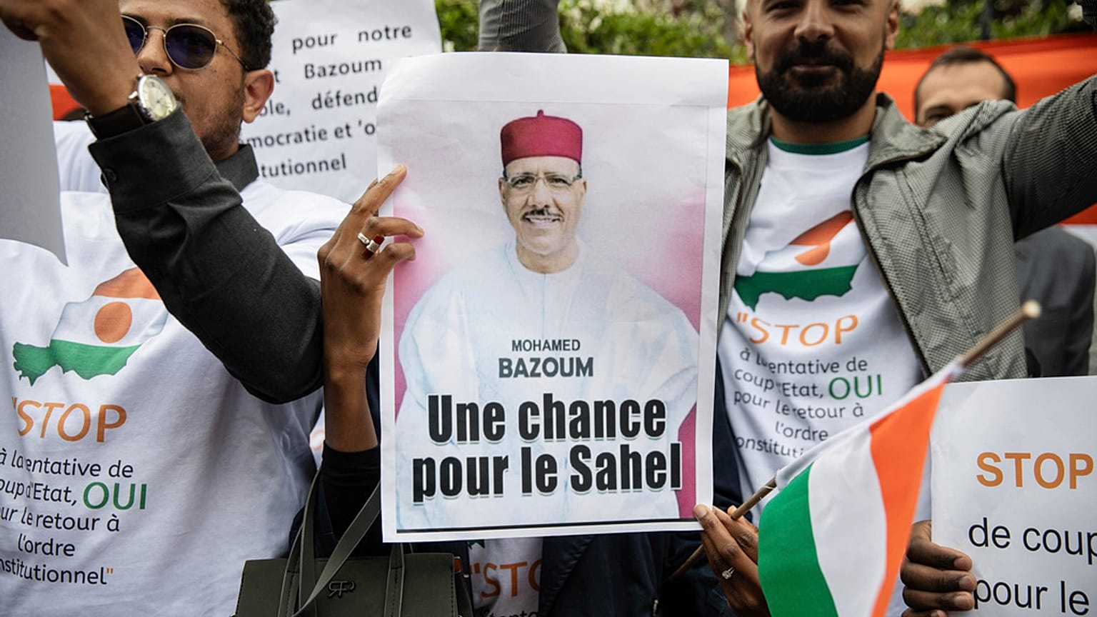 A puccsal leváltott nigeri elnök fotója a párizsi nagykövetség előtt demonstráción