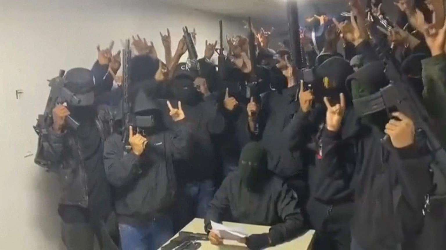 صورة من الفيديو لمزعوم لعصابة "لوس لوبوس"