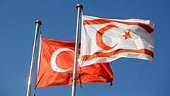KKTC ve Türkiye bayrakları