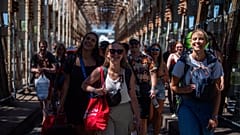 Fesztiválozók érkeznek a Szigetre a K-hídon