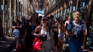 Fesztiválozók érkeznek a Szigetre a K-hídon