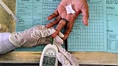 سيدة تقوم بفحص نسبة السكري في مركز خدمات متكامل في باندا آتشيه، اندونيسيا.