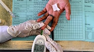 سيدة تقوم بفحص نسبة السكري في مركز خدمات متكامل في باندا آتشيه، اندونيسيا.