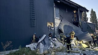 Des sauveteurs travaillent sur les lieux d'un bâtiment endommagé par des frappes de missiles russes à Zaporijjia, en Ukraine, mercredi 9 août 2023.
