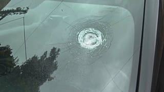 La voiture du ministre libanais de la Défense, Maurice Slim, atteinte par une balle près de Beyrouth, au Liban, jeudi 10 août 2023.