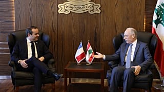 Il ministro della Difesa del Libano Maurice Sleem (a destra) nel corso di un incontro diplomatico