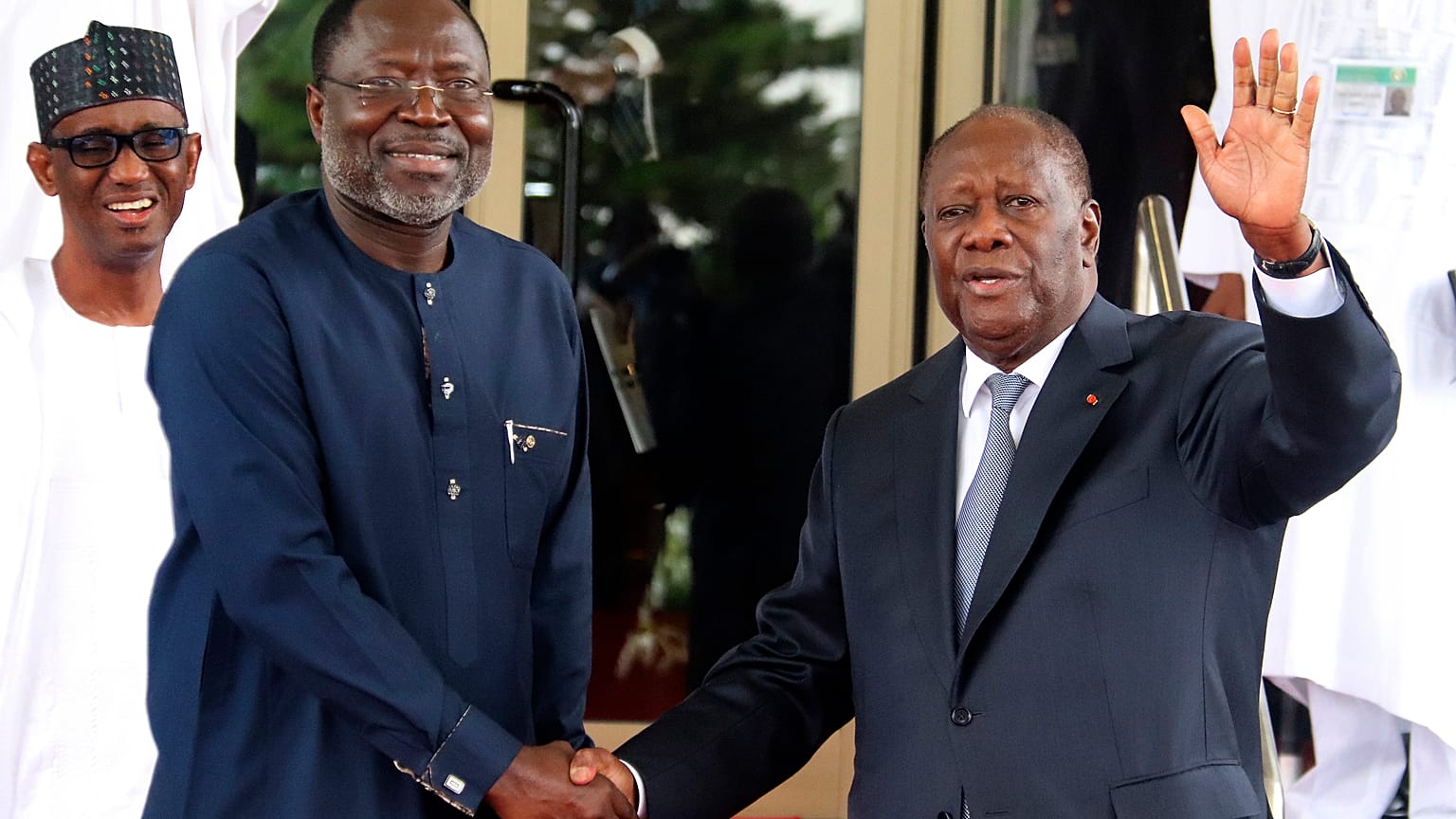 Omar Touray, presidente de la Comisión de la CEDEAO, da la bienvenida al presidente de Costa de Marfil, Alassane Ouattara, en Abuja, Nigeria. Jueves, 10 de agosto de 2023.