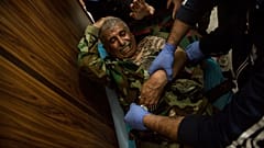 من الأرشيف جندي سوري مصاب يتلقى العلاج