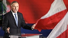 Der polnische Präsident Andrzej Duda spricht am 28. Juli nach den Präsidentschaftswahlen 2020 zu seinen Anhänger:innen.