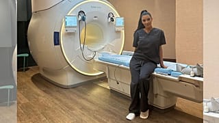 کیم کارداشیان در کنار دستگاه پرونوو 