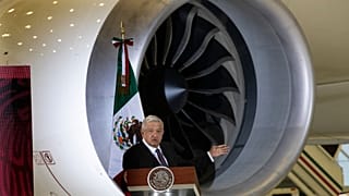В частных руках Mexicana de Aviacion уже на протяжении 13 лет числилась банкротом. Президент Мексики уверен, что под руководством военных у авиаперевозчика есть будущее.