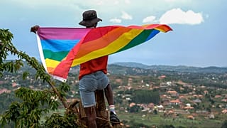 Férfi szivárványos zászlóval - Uganda 2023. március 25.