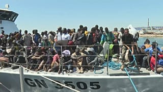 Migranten auf einem Schiff der tunesischen Nationalgarde