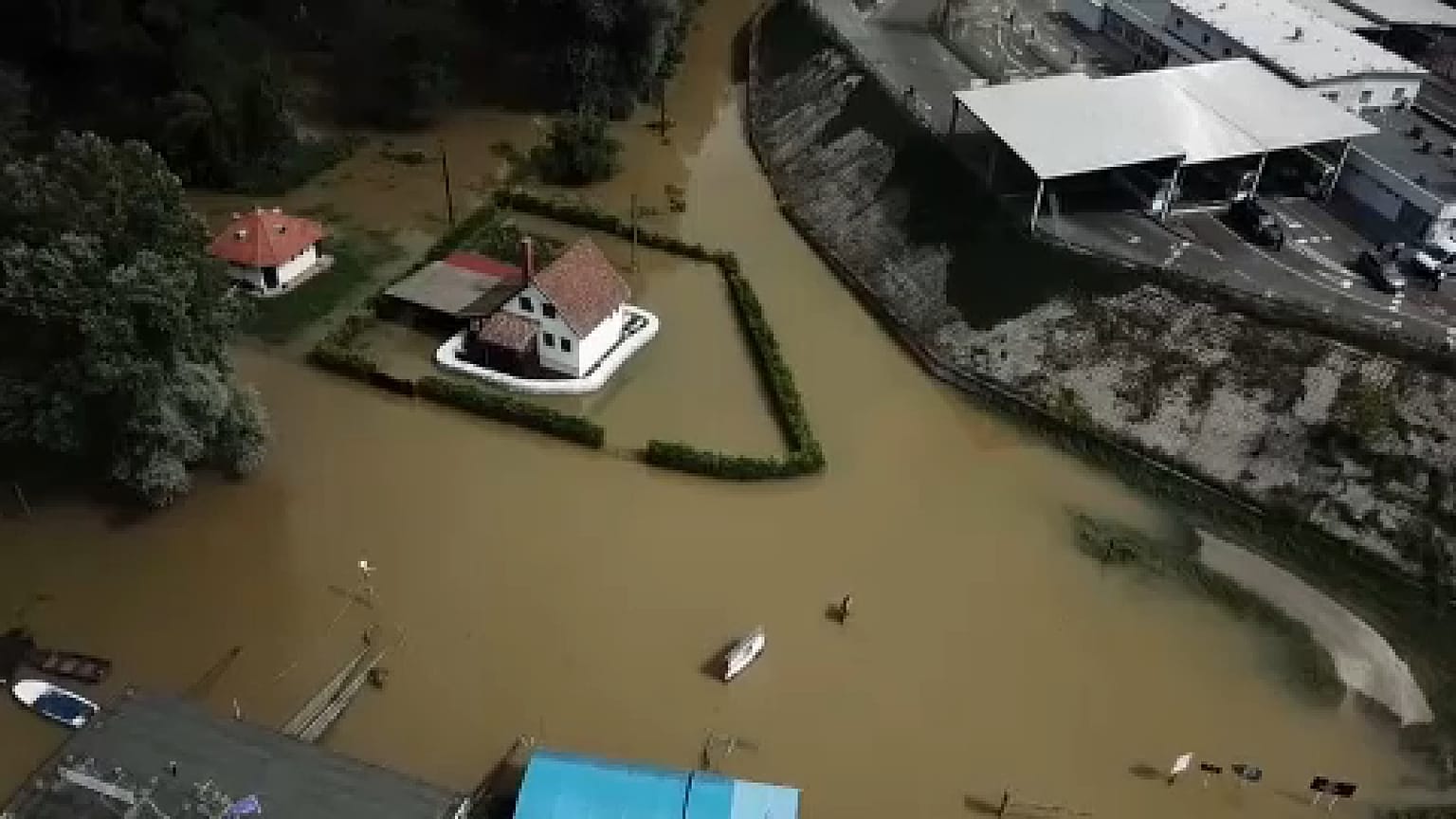 Elárasztott ház Drávaszabolcsnál