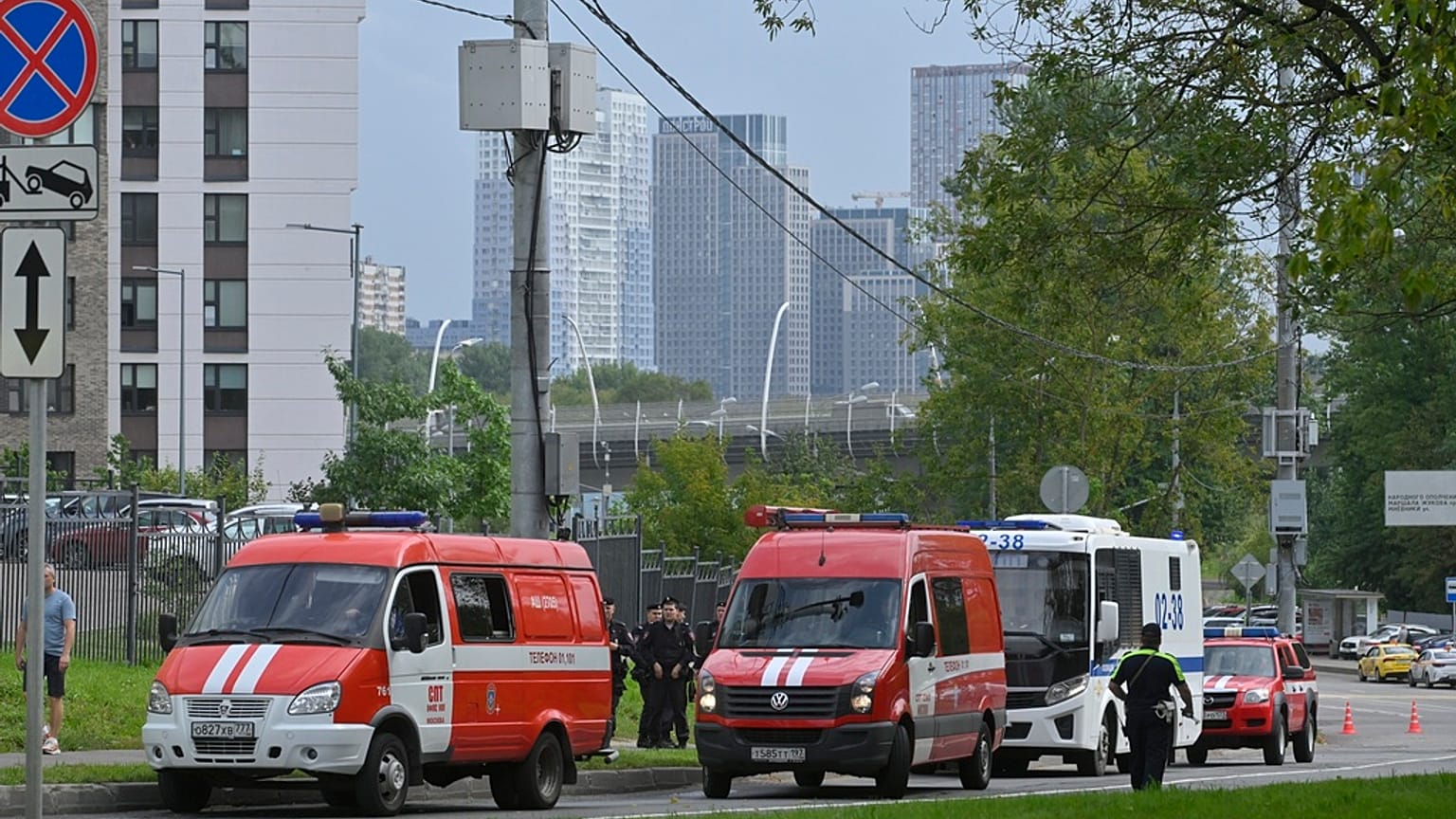 Polícia e bombeiros no local onde caiu um drone