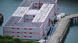 Die "Bibby Stockholm" im Hafen von Portland