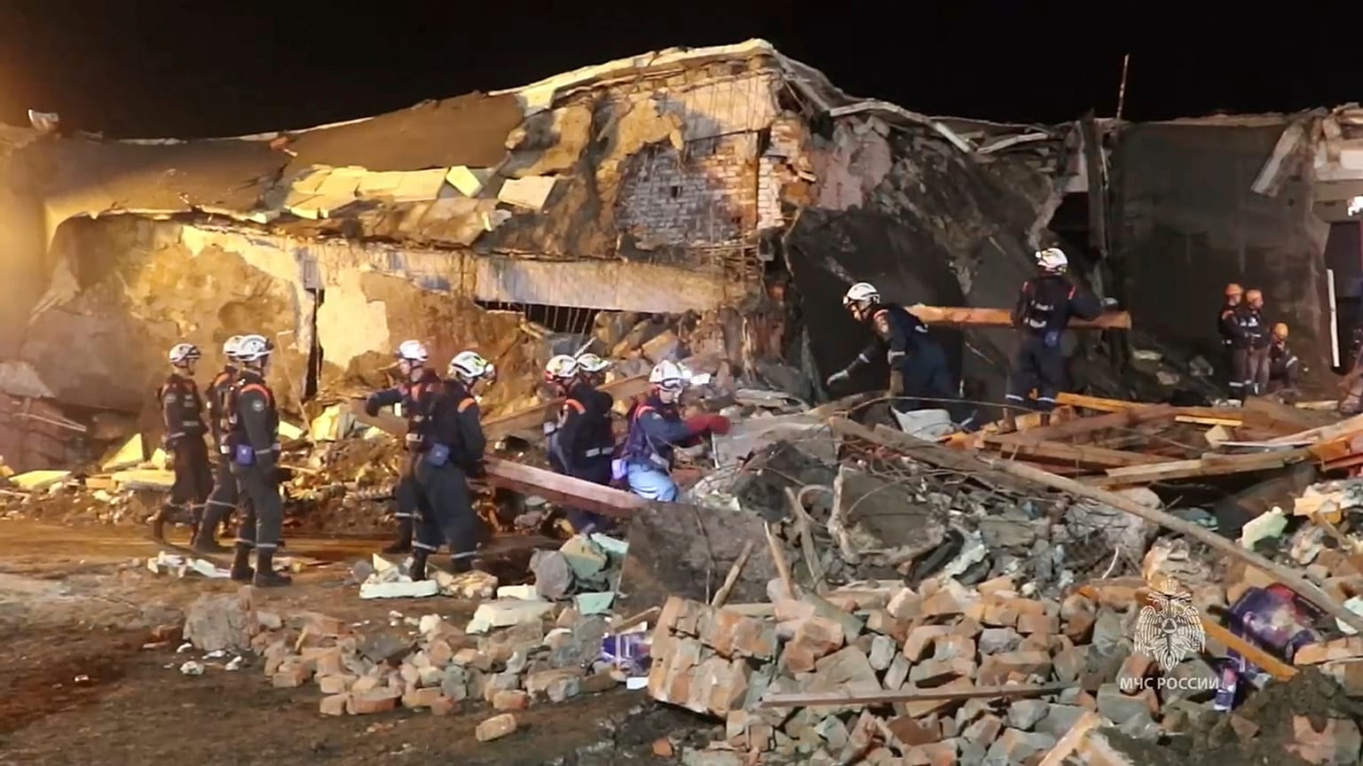 En esta foto publicada por el Servicio de Prensa del Ministerio de Emergencias de Rusia el jueves 10 de agosto de 2023,