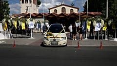 Στεφάνια έξω από τον Ιερό Ναό του Αγίου Κωνσταντίνου για την κηδεία του Μιχάλη Κατσουρή, που δολοφονήθηκε στα επεισόδια της Ν. Φιλαδέλφειας