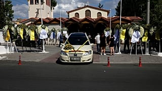 Στεφάνια έξω από τον Ιερό Ναό του Αγίου Κωνσταντίνου για την κηδεία του Μιχάλη Κατσουρή, που δολοφονήθηκε στα επεισόδια της Ν. Φιλαδέλφειας