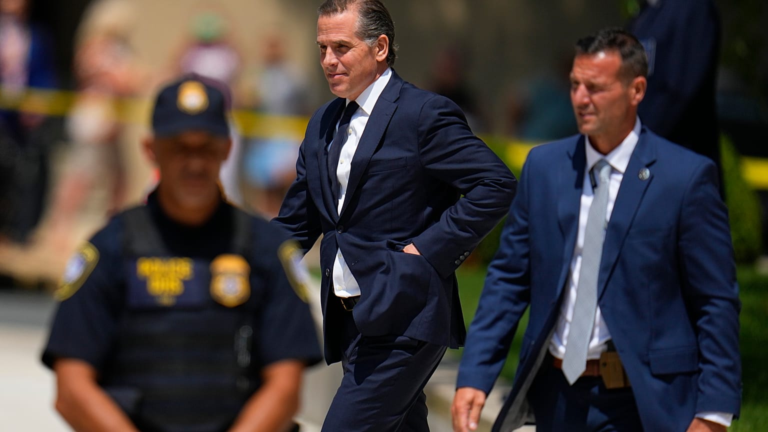 Hunter Biden elhagyja a bíróság épületét