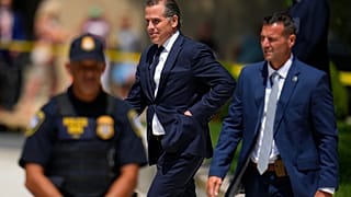 Hunter Biden elhagyja a bíróság épületét