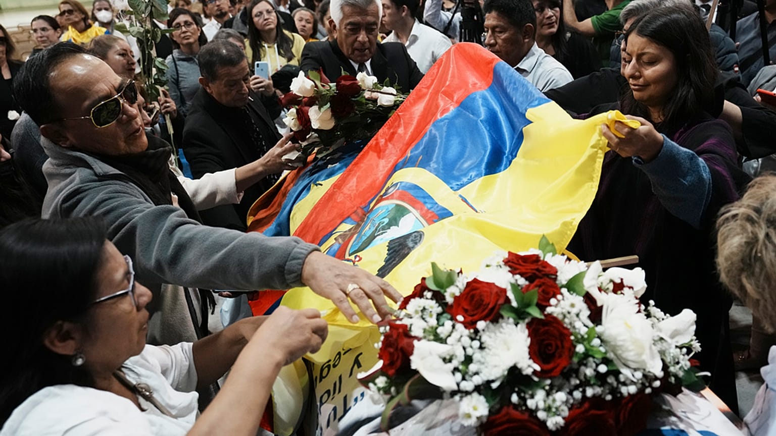 L'omaggio di Tamia Villavicencio (a destra) al padre. (Quito, 11.8.2023)