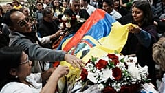 L'omaggio di Tamia Villavicencio (a destra) al padre. (Quito, 11.8.2023)