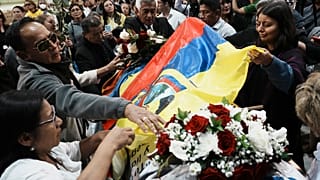 L'omaggio di Tamia Villavicencio (a destra) al padre. (Quito, 11.8.2023)