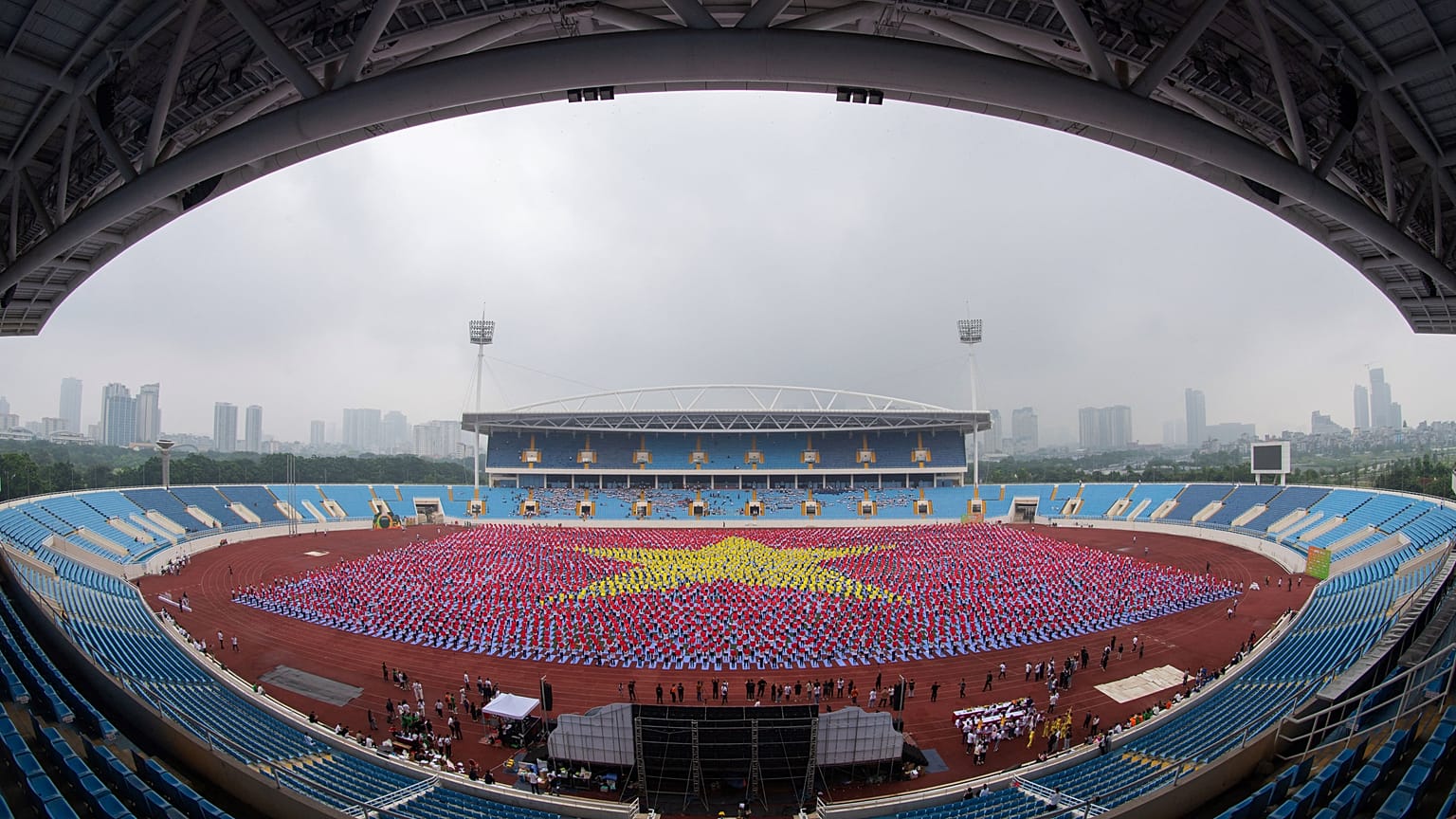 Die kollektive Yoga-Übung im Nationalstadion von Hanoi