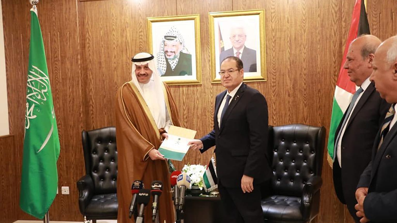 سفير السعودية نايف السديري ومستشار الرئيس الفلسطيني للشؤون الدبلوماسية مجدي الخالدي في سفارة فلسطين بالعاصمة الأردنية عمان