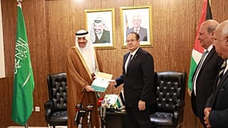 سفير السعودية نايف السديري ومستشار الرئيس الفلسطيني للشؤون الدبلوماسية مجدي الخالدي في سفارة فلسطين بالعاصمة الأردنية عمان