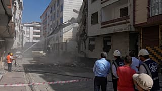 حفارة تهدم مبنى سكني قديم في اسطنبول  تركيا