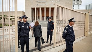 عناصر من الشرطة المغربية أمام محكمة في الرباط، المغرب