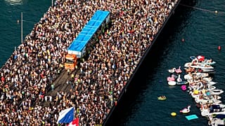 Hatalmas buli Zürichben - Street Parade