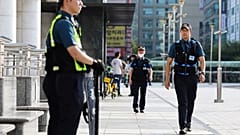 Rendőrtisztek egy metróállomás bejáratának környékén