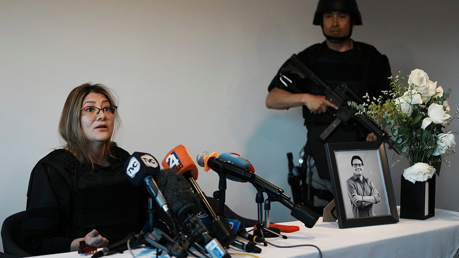 Die Witwe des Politikers gab eine schwer bewachte Pressekonferenz in Ecuador