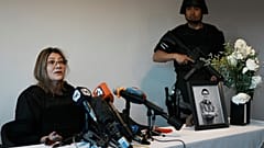 Die Witwe des Politikers gab eine schwer bewachte Pressekonferenz in Ecuador