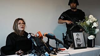 Die Witwe des Politikers gab eine schwer bewachte Pressekonferenz in Ecuador