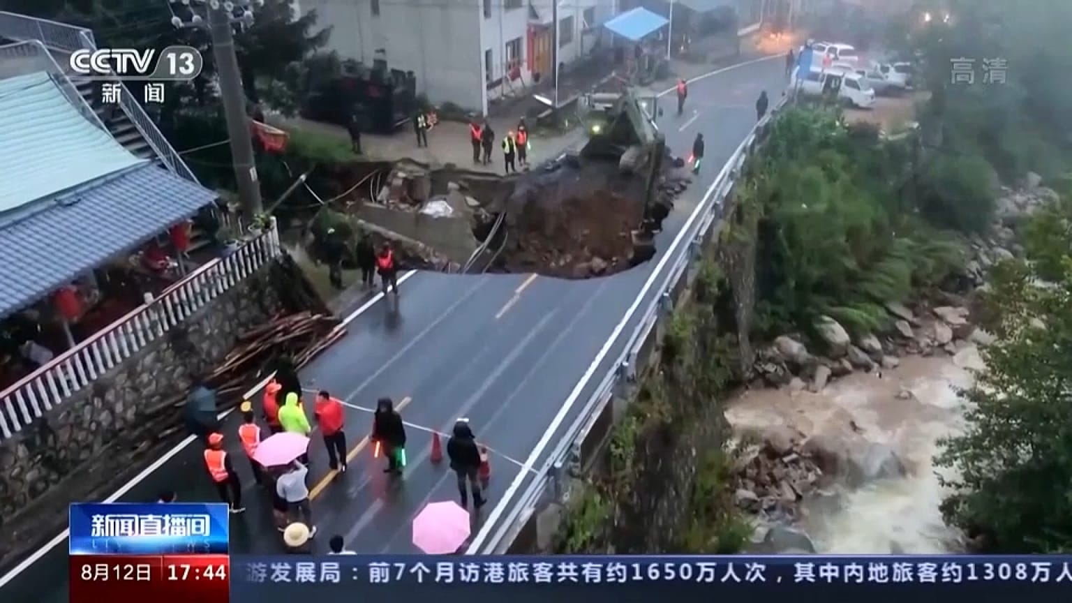 Las fuertes lluvias en China han provocado deslizamientos de tierra, donde han muerto al menos 21 personas.