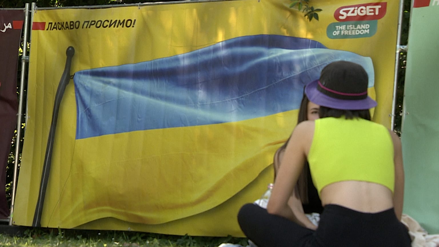 Az ukrán zászló a Sziget bejáratánál