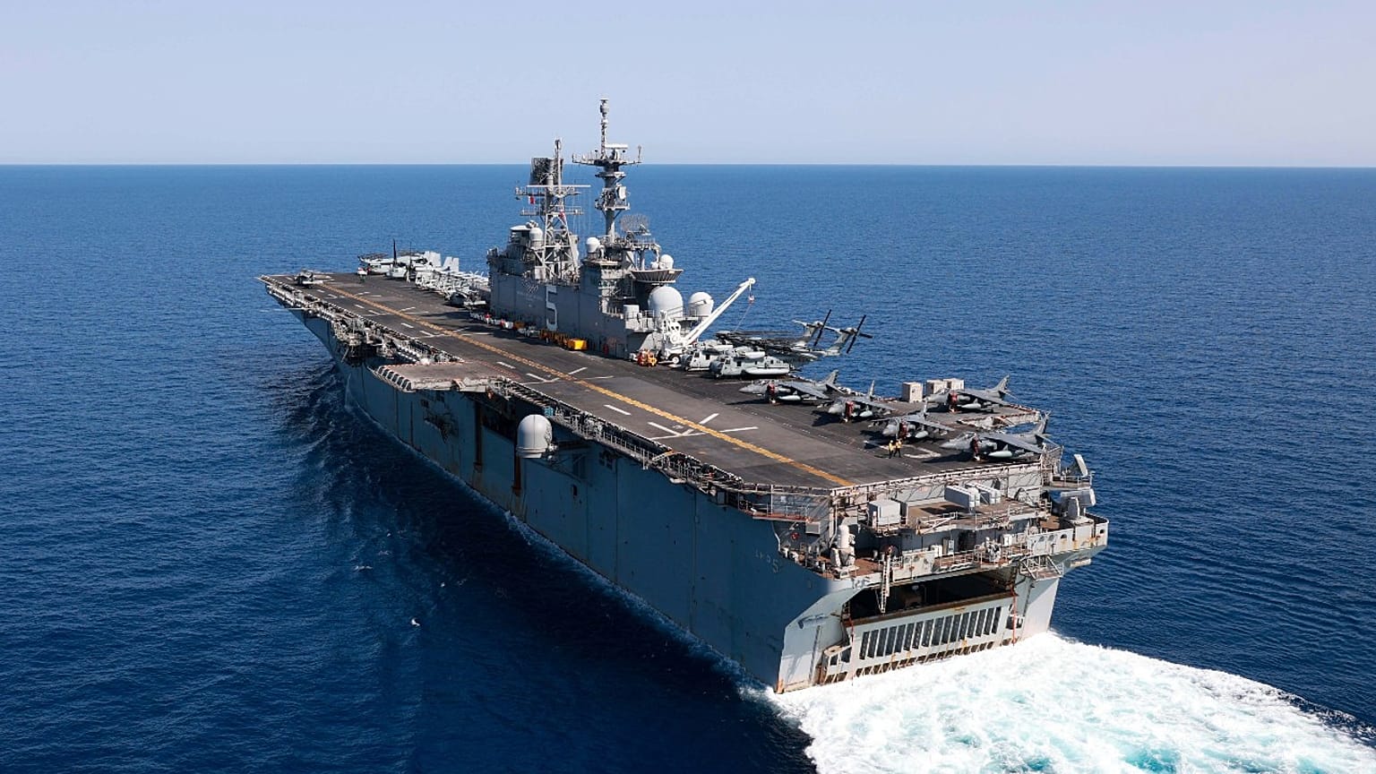 لسفينة الهجومية البرمائية USS Bataan تسافر عبر البحر الأحمر 