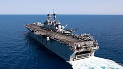 لسفينة الهجومية البرمائية USS Bataan تسافر عبر البحر الأحمر 