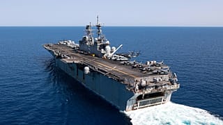 لسفينة الهجومية البرمائية USS Bataan تسافر عبر البحر الأحمر 