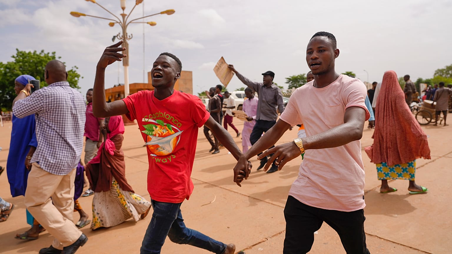 Seguidores de la junta gobernante de Níger animan en Niamey, Níger, el domingo 6 de agosto de 2023.